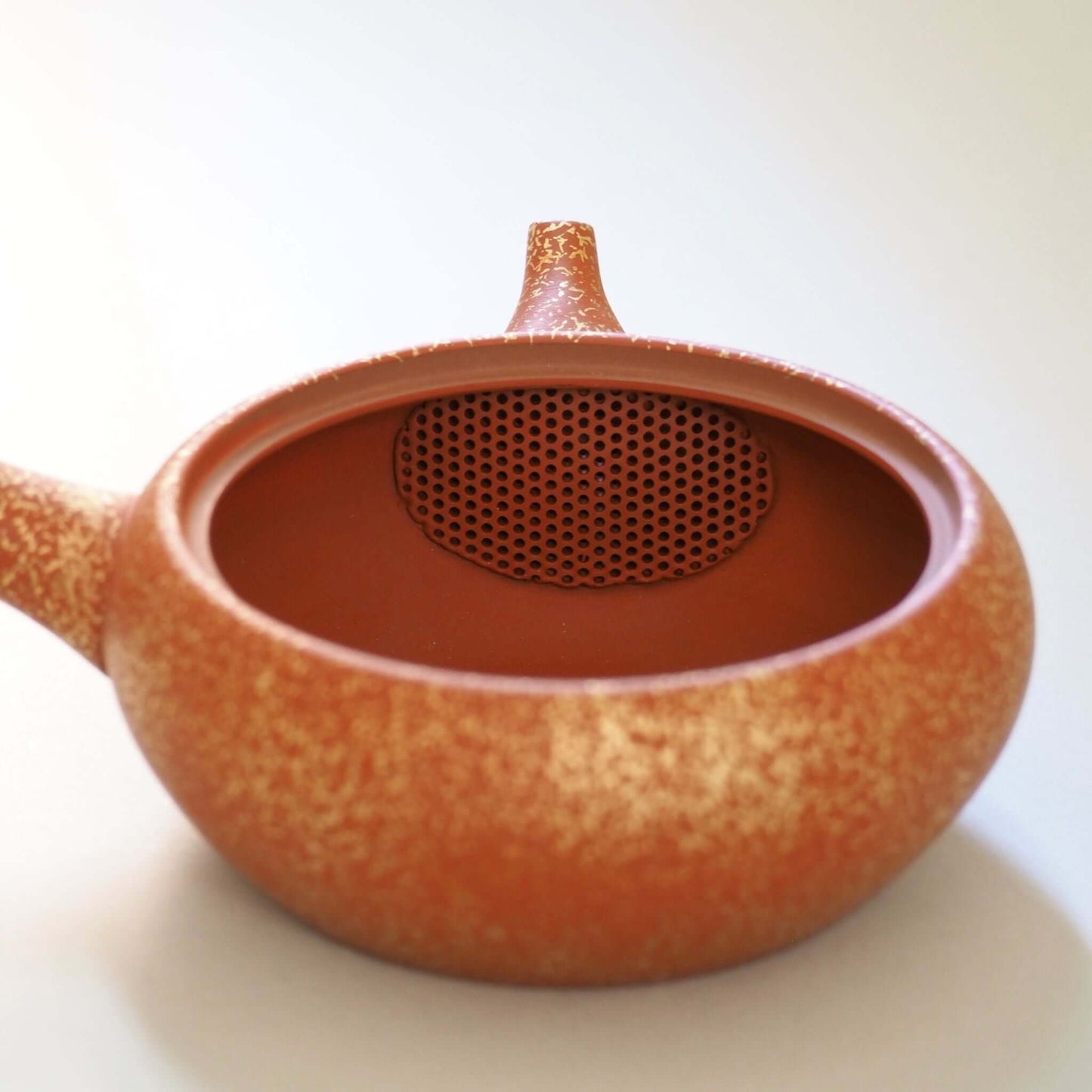 常滑焼玉光陶園の朱泥平丸金たたき急須の内側の茶漉し