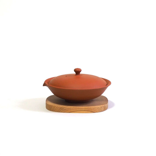 常滑焼玉光陶園の朱泥茶器を正面から見ている