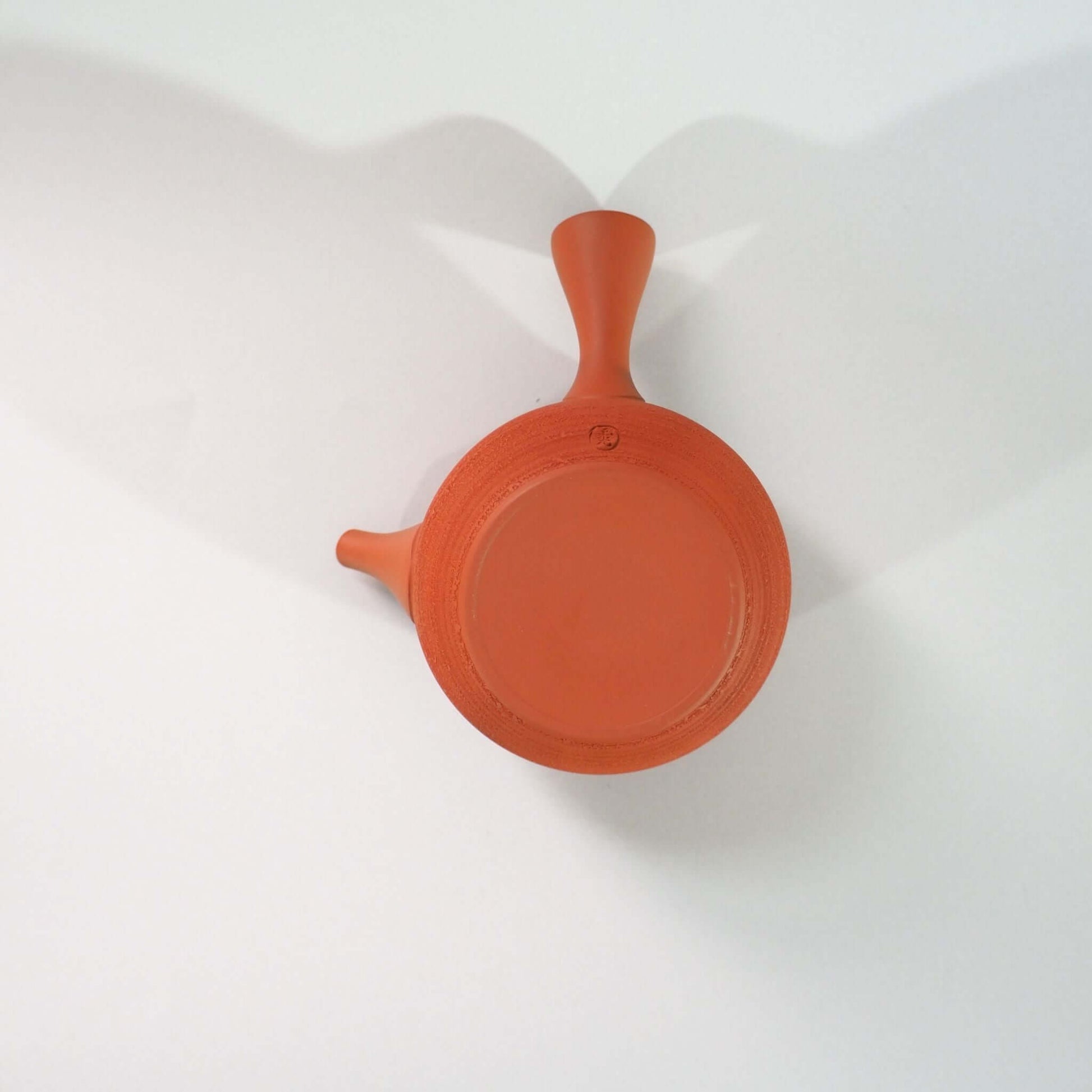 常滑焼玉光陶園の朱泥松皮急須を裏返し、上方向から見ている