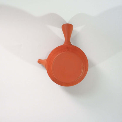 常滑焼玉光陶園の朱泥松皮急須を裏返し、上方向から見ている