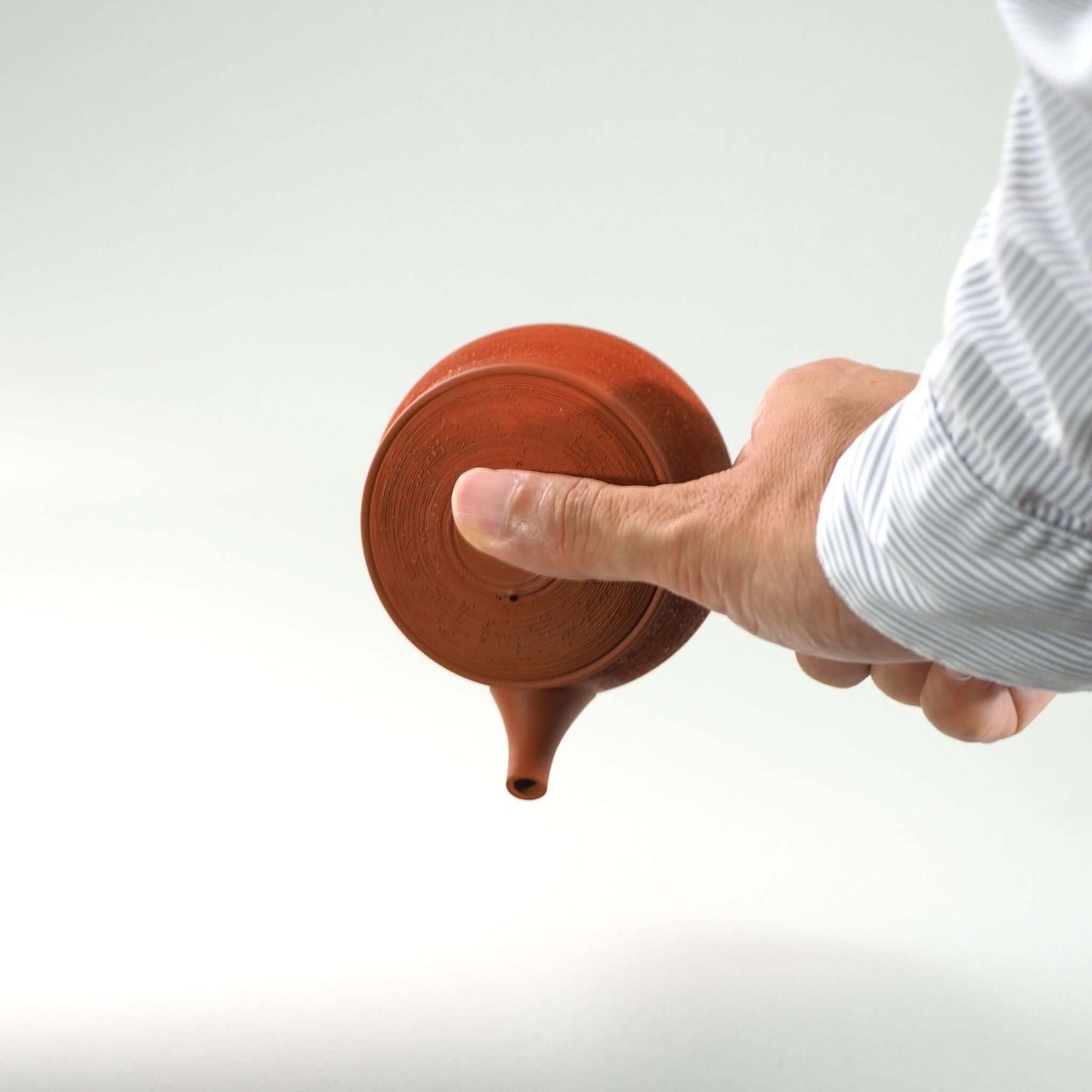 常滑焼玉光陶園の朱泥松皮急須を傾け、注ぐ様子