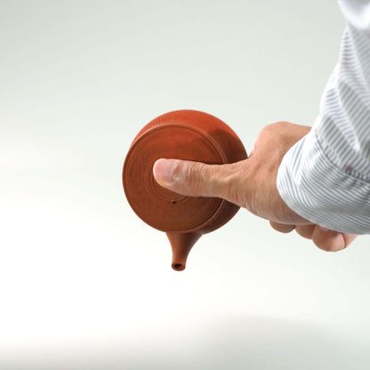 常滑焼玉光陶園の朱泥松皮急須を傾け、注ぐ様子