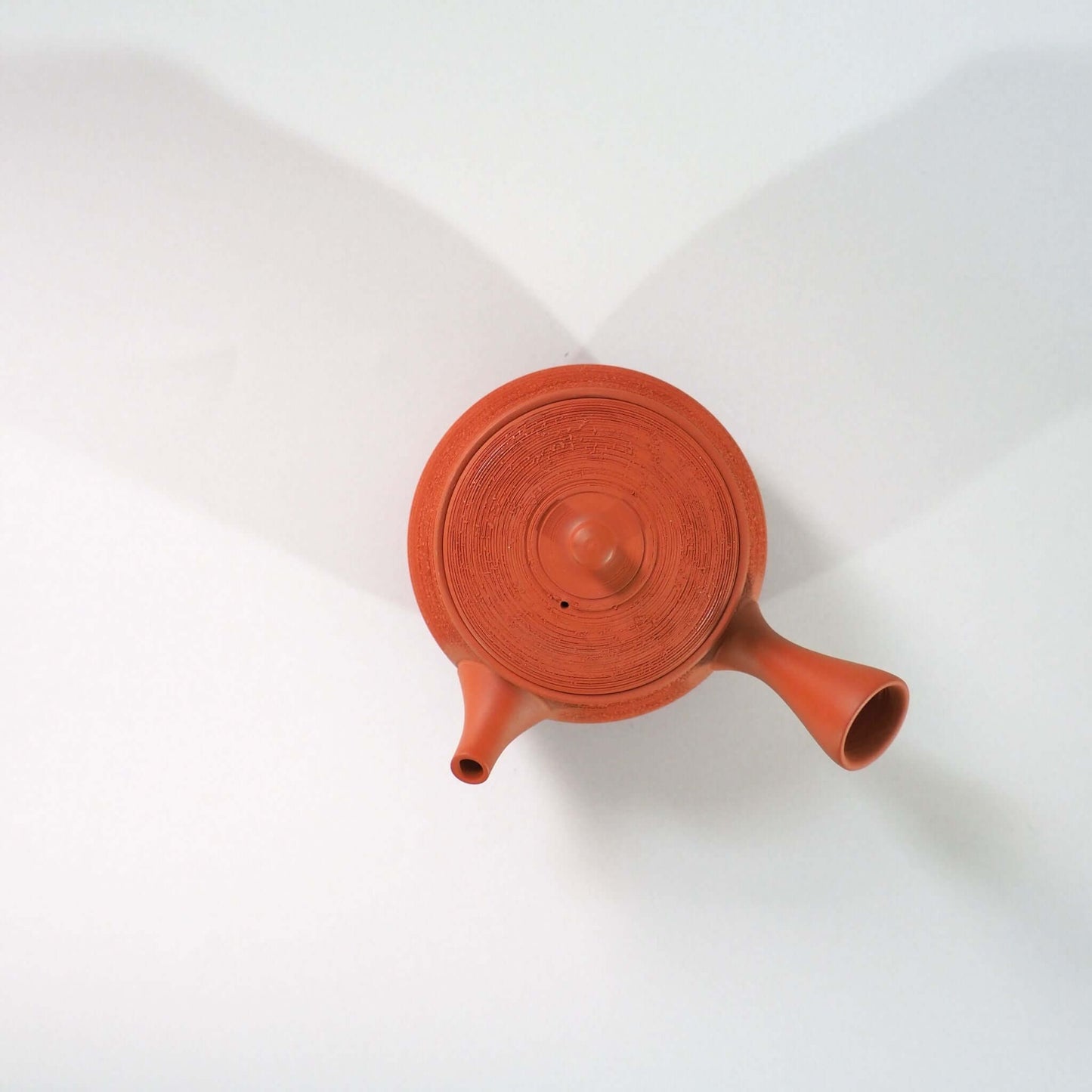 常滑焼玉光陶園の朱泥松皮急須を上方向から見ている