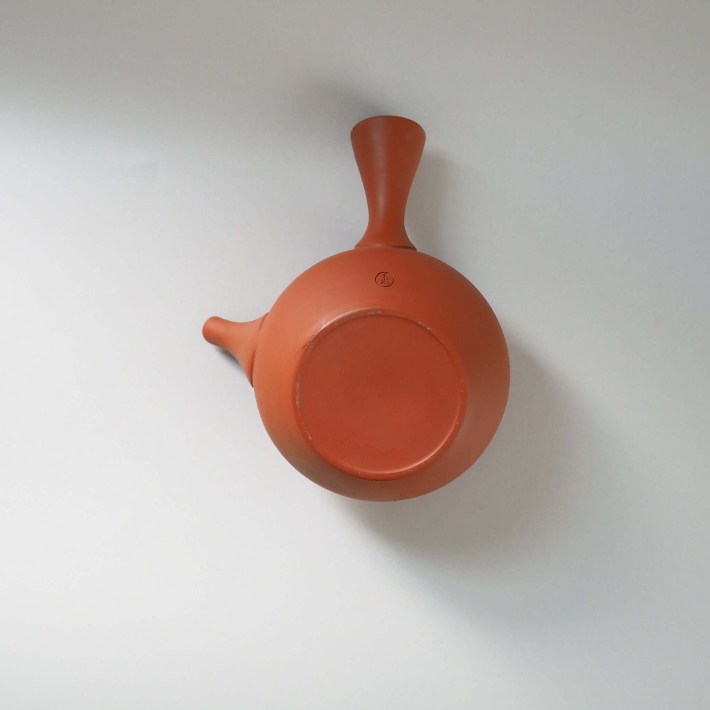 常滑焼玉光陶園の朱泥藻掛け急須を裏返し、上方向から見ている