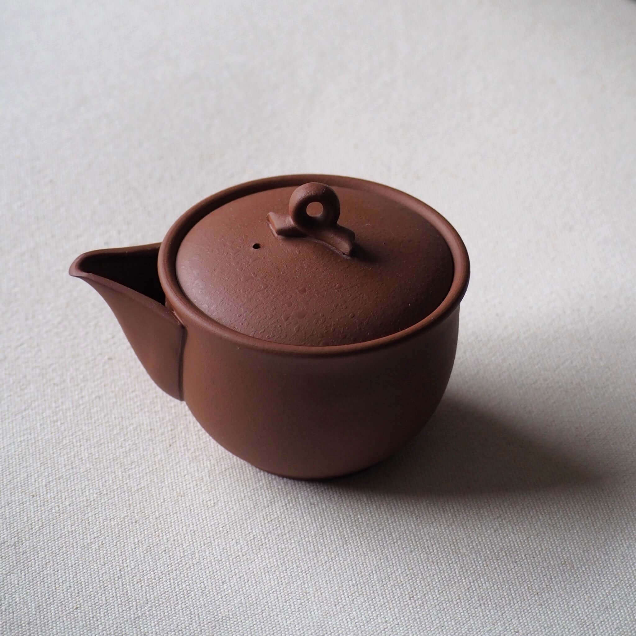 常滑焼の赤茶色の茶器の写真