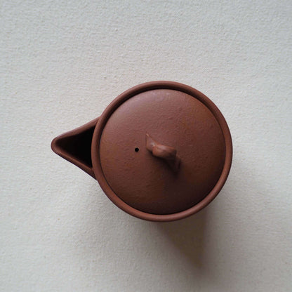 常滑焼の赤茶色の茶器を上方向から見た写真