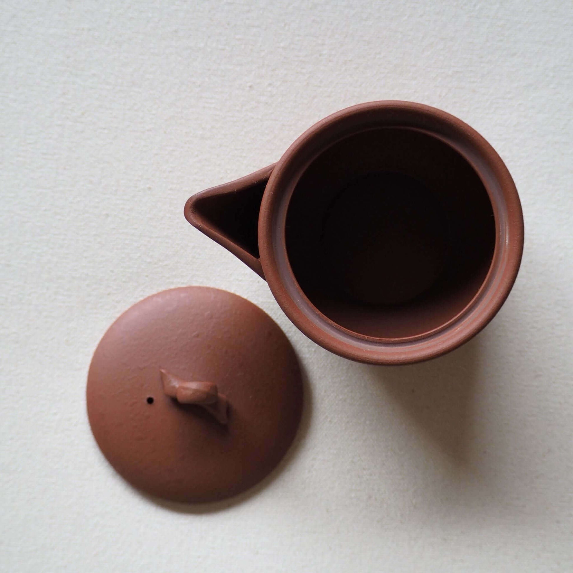 常滑焼の赤茶色の茶器の蓋を開けた状態の写真