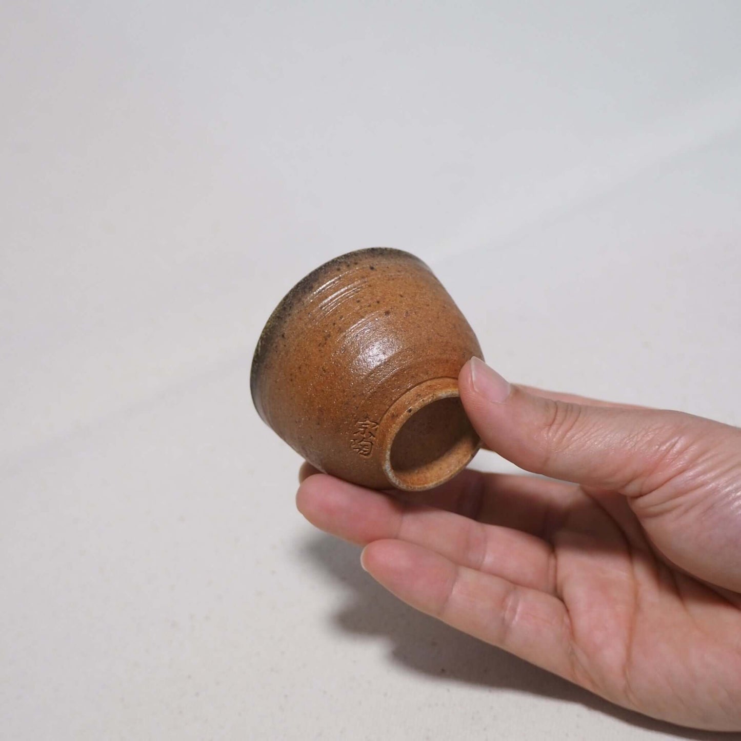 信楽焼 宗陶苑作 窯変煎茶杯 60ml 手持ちイメージ