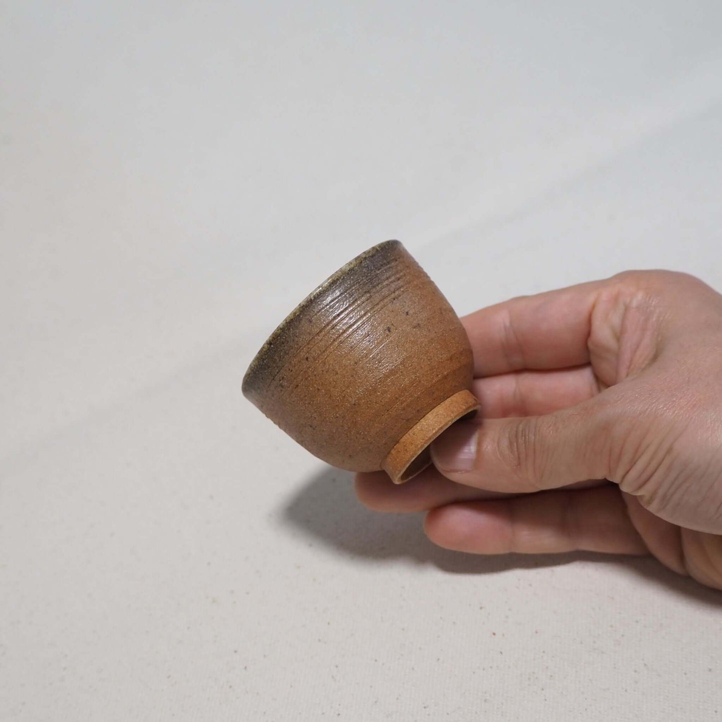 信楽焼 宗陶苑作 窯変煎茶杯 60ml 手持ちイメージ