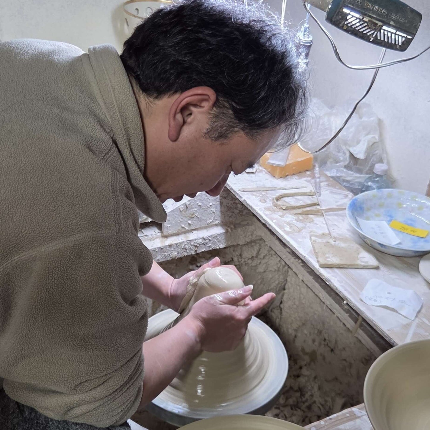 京焼昭阿弥のろくろ成形する様子