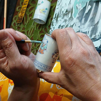 京焼昭阿弥の絵付けする様子