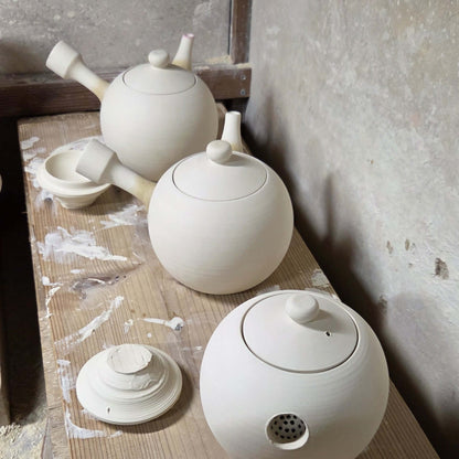 京焼昭阿弥の急須生地を見ている。