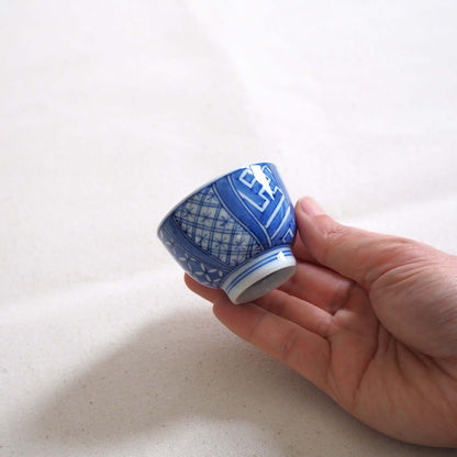 京焼 昭阿弥作 染付祥瑞茶杯 呉須染付 祥瑞文様 伝統工芸 京都陶器　手で持っている