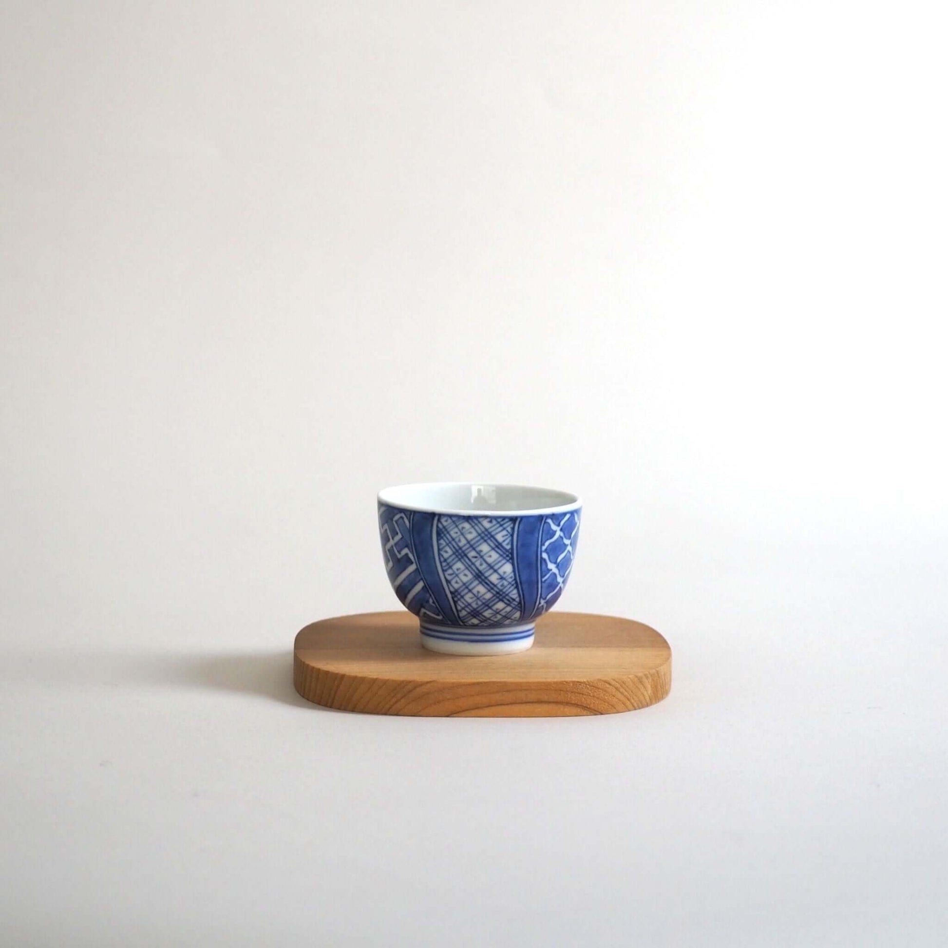 京焼 昭阿弥作 染付祥瑞茶杯 呉須染付 祥瑞文様 伝統工芸 京都陶器　正面から見ている