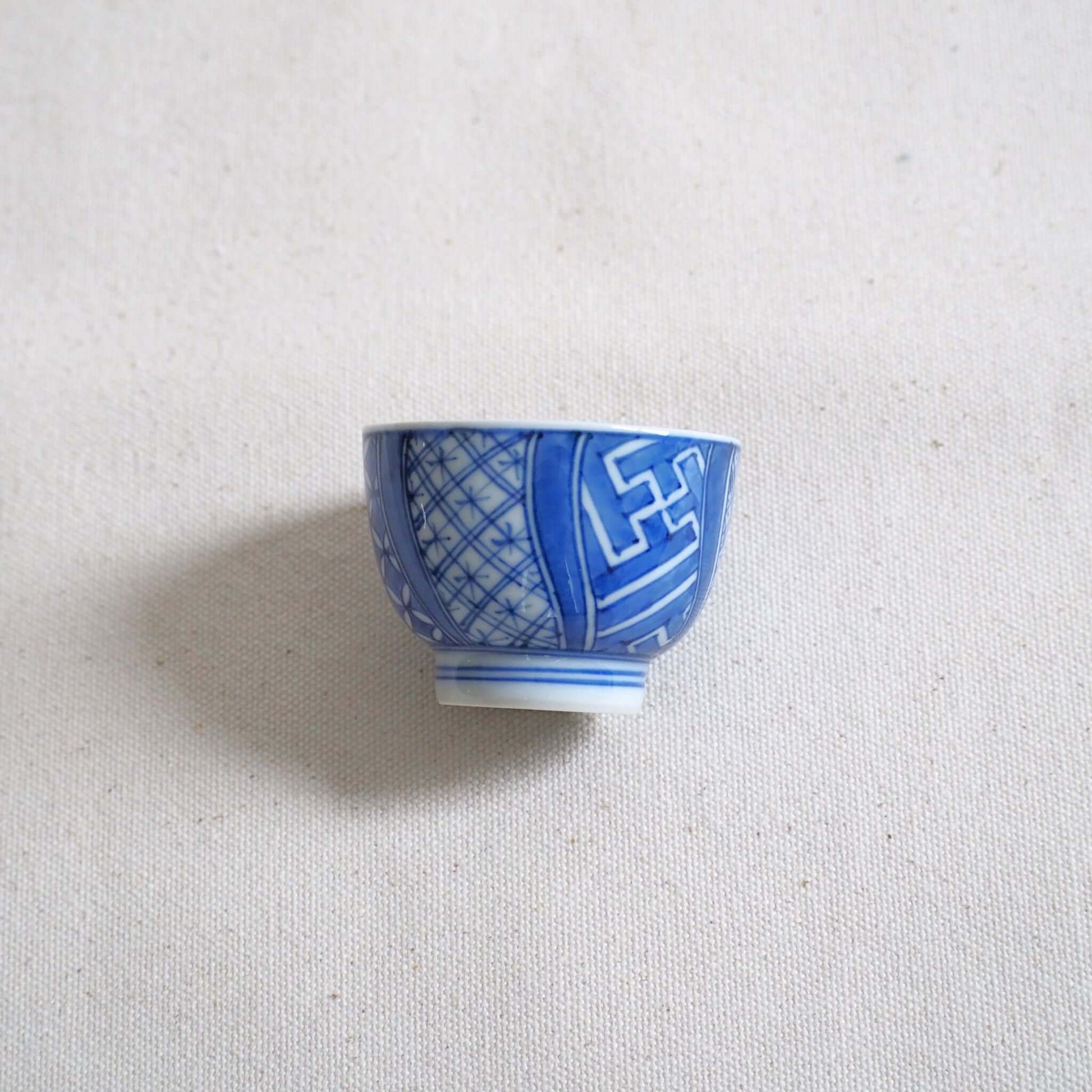 京焼 昭阿弥作 染付祥瑞茶杯 呉須染付 祥瑞文様 伝統工芸 京都陶器　側面から見ている