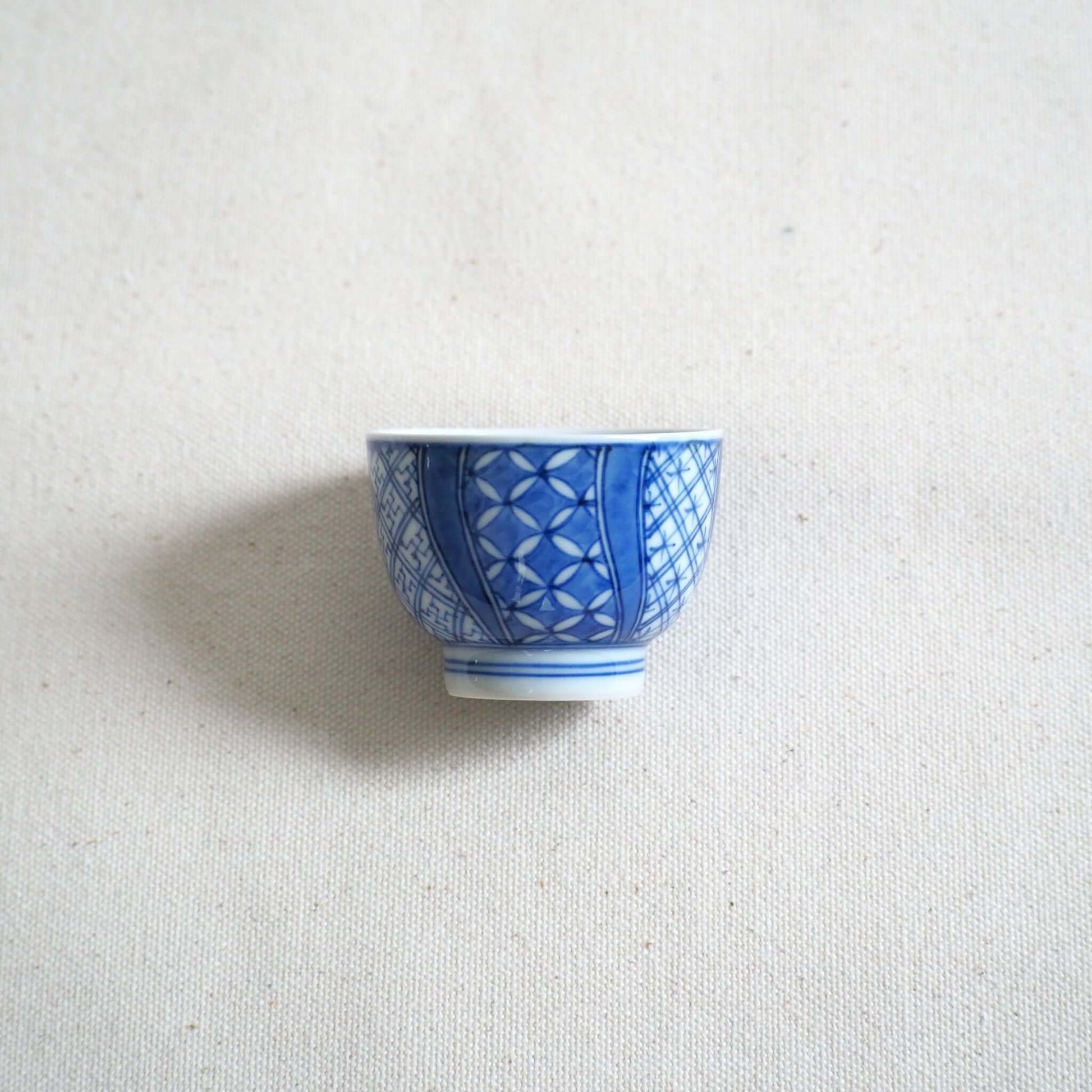 京焼 昭阿弥作 染付祥瑞茶杯 呉須染付 祥瑞文様 伝統工芸 京都陶器　側面から見ている