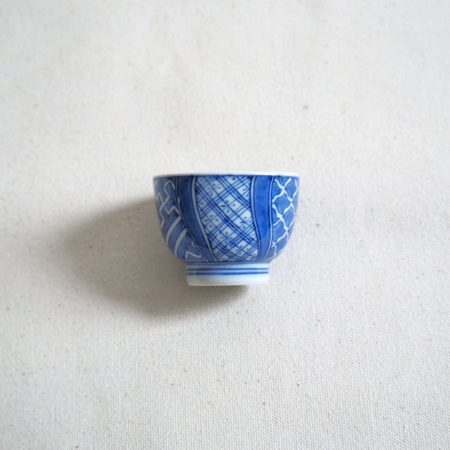 京焼 昭阿弥作 染付祥瑞茶杯 呉須染付 祥瑞文様 伝統工芸 京都陶器　側面から見ている