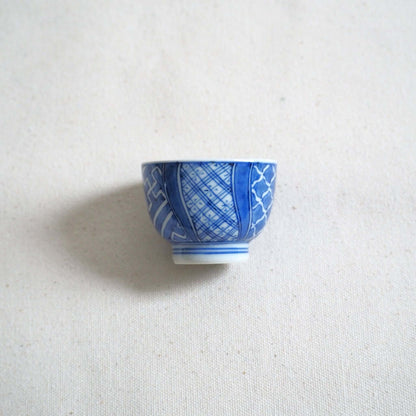 京焼 昭阿弥作 染付祥瑞茶杯 呉須染付 祥瑞文様 伝統工芸 京都陶器　側面から見ている