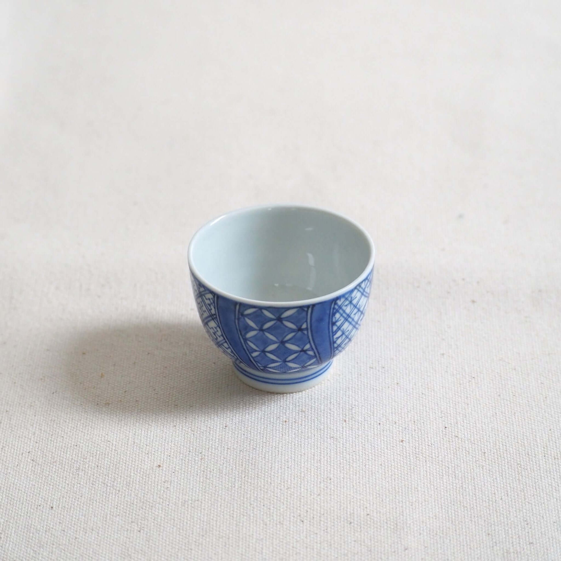 京焼 昭阿弥作 染付祥瑞茶杯 呉須染付 祥瑞文様 伝統工芸 京都陶器　上から見ている