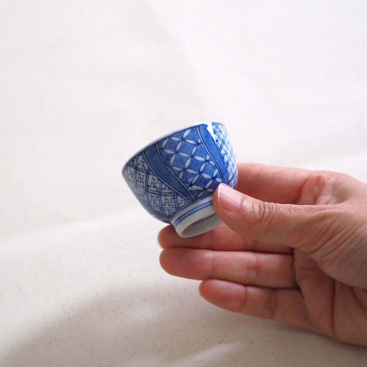 京焼 昭阿弥作 染付祥瑞茶杯 呉須染付 祥瑞文様 伝統工芸 京都陶器　手で持っている