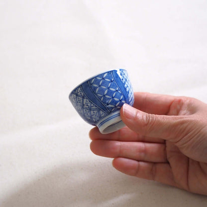 京焼 昭阿弥作 染付祥瑞茶杯 呉須染付 祥瑞文様 伝統工芸 京都陶器　手で持っている