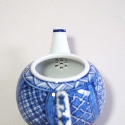 Looking at the inside tea strainer of a Kyo-yaki Shoami sometsuke Shōzui teapot.