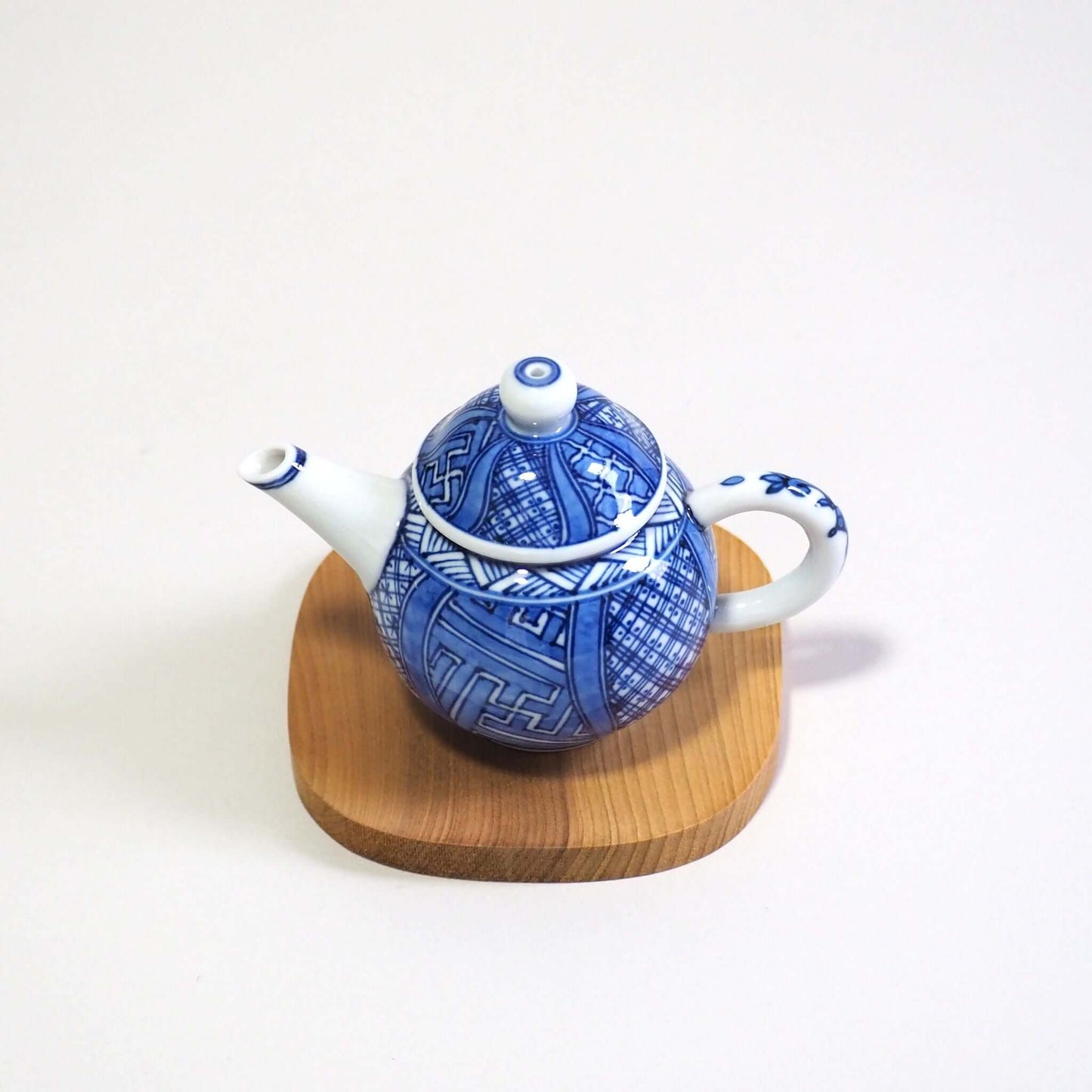 A Kyoyaki Shoami dyed Shozui teapot is viewed diagonally from above.