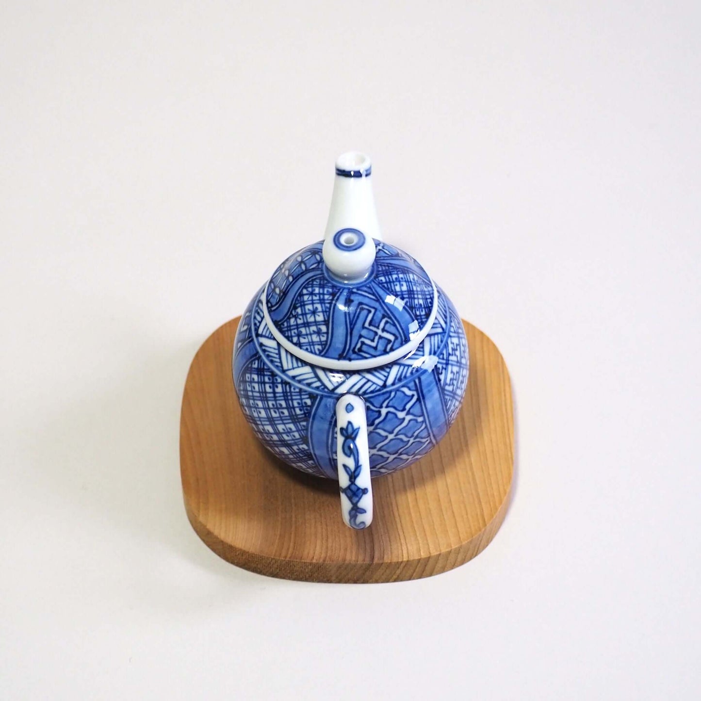 The back of Kyoyaki Shoami's dyed Shozui teapot is viewed diagonally from above.