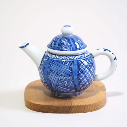 Looking at the side of the Kyoyaki Shoami dyed Shozui teapot.