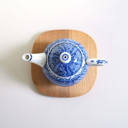 Looking at a Kyoyaki Shoami sometsuke Shōzui teapot from directly above.