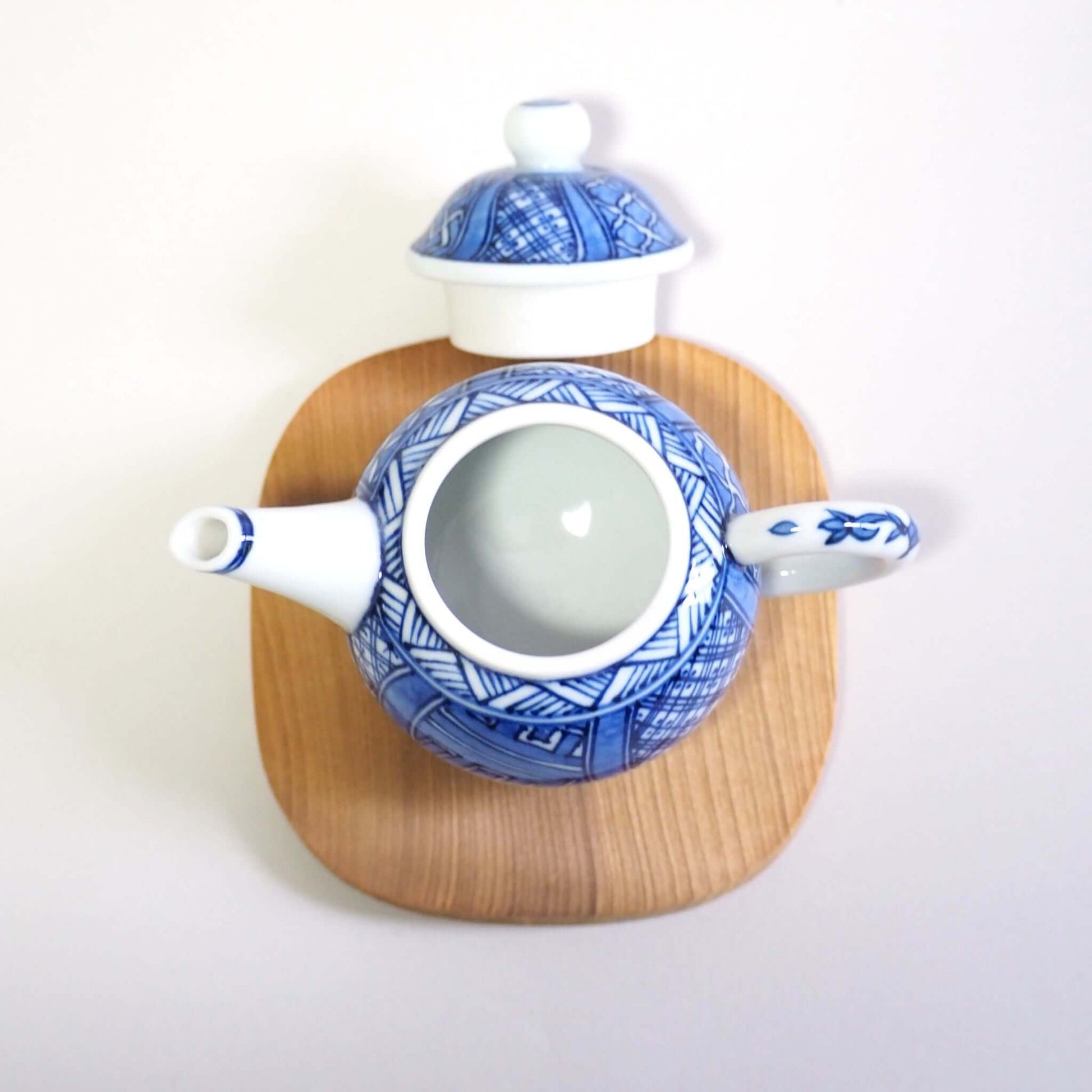 The lid of a Kyoyaki Shoami Shozui kyusu teapot is removed and viewed from directly above.