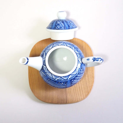 The lid of a Kyoyaki Shoami Shozui kyusu teapot is removed and viewed from directly above.