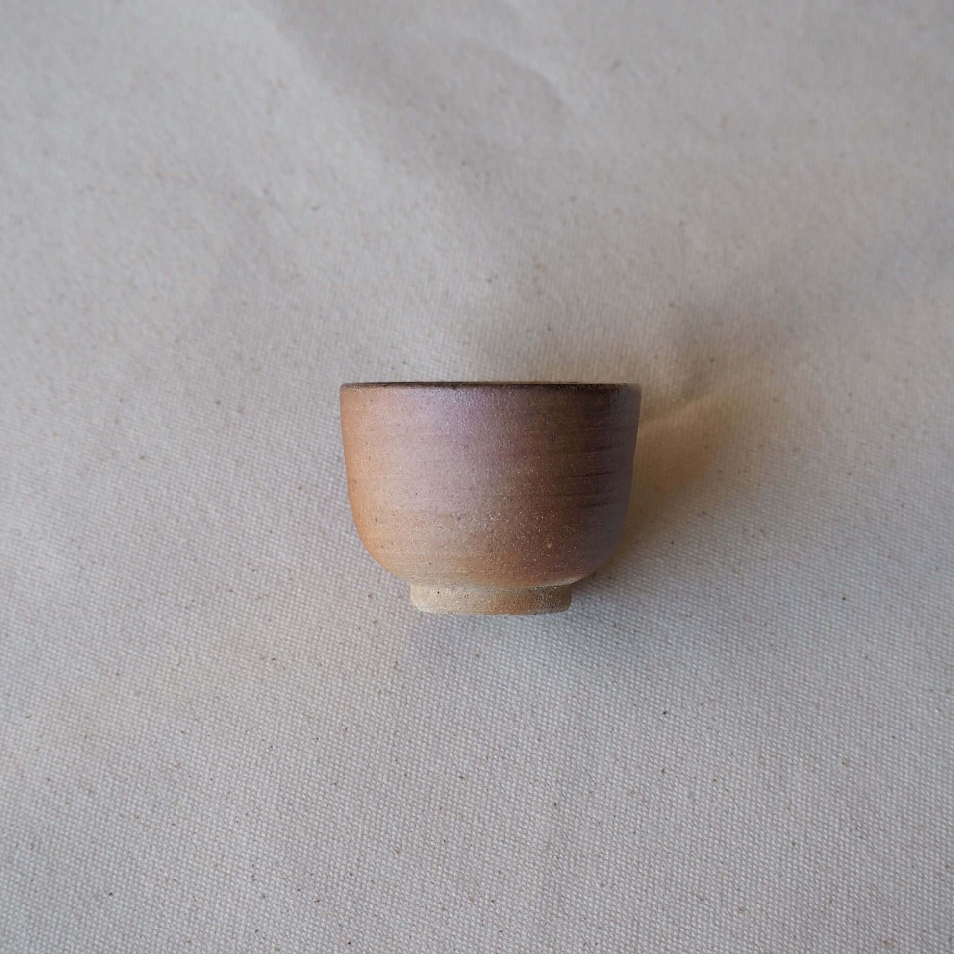 信楽焼宗陶苑の薄紫色の茶杯の側面