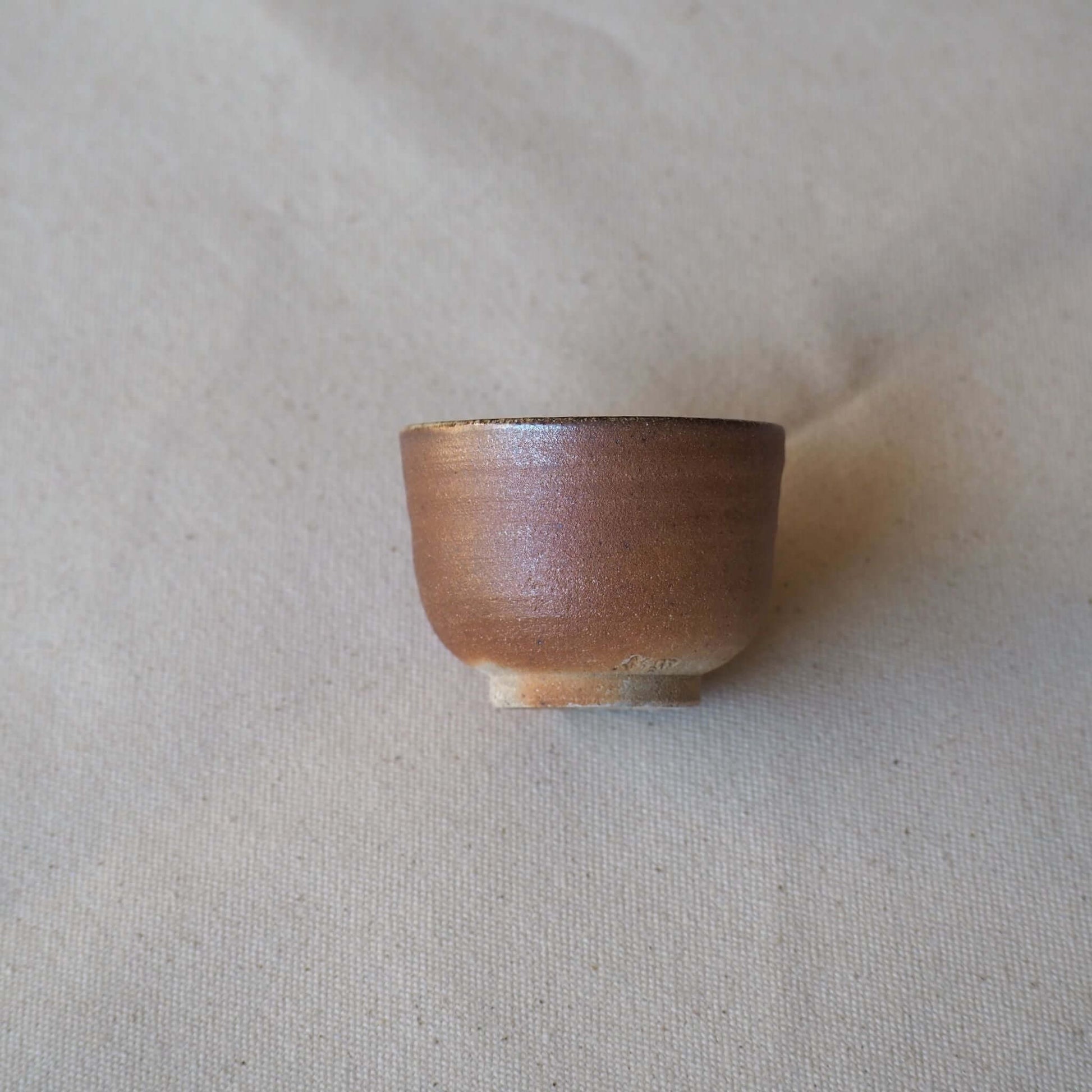 信楽焼宗陶苑の薄紫色の茶杯の側面