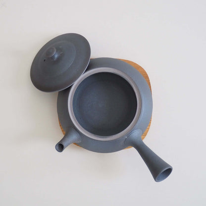 Opening the lid of Tokoname ware potter Tokuta Fujita's black triangular flat teapot and looking at it from above.