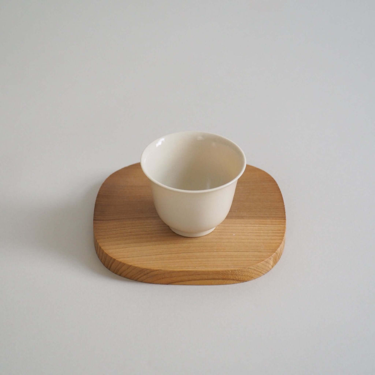 京都柴田窯の中国茶・台湾茶向け白磁茶杯の斜め上からの画像