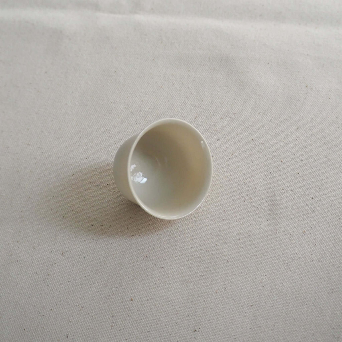 京都柴田窯の中国茶・台湾茶向け白磁茶杯の斜め上からの画像