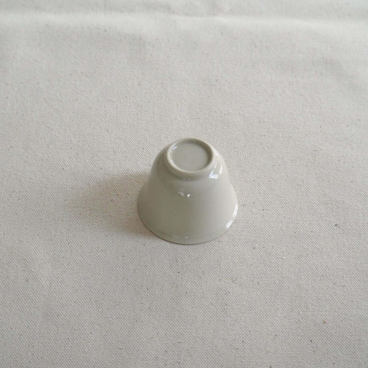 京都柴田窯の中国茶・台湾茶向け白磁茶杯を裏返した画像