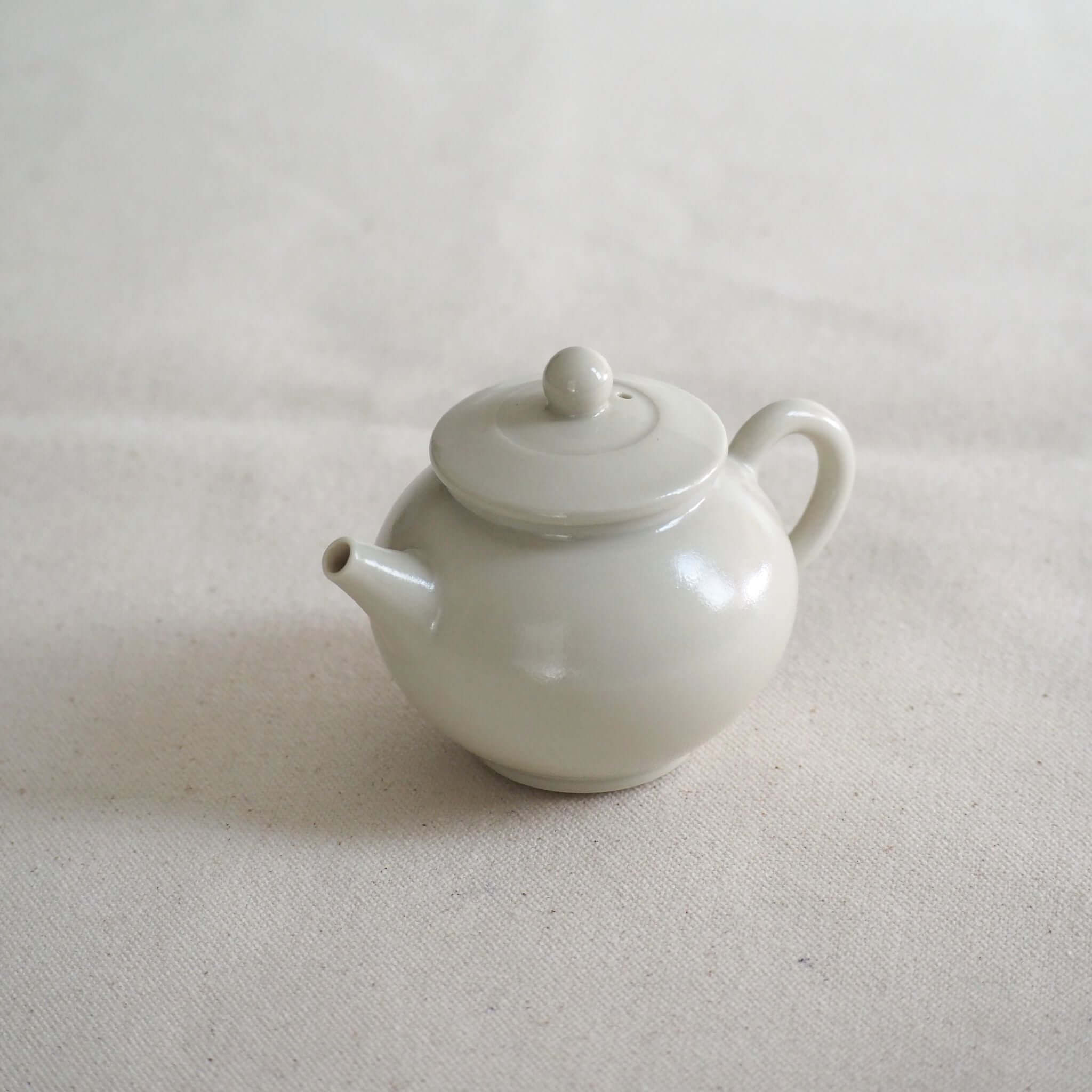 小急須 一人用煎茶ポット 白磁 刻印あり 容量１２０ml 京焼 柴田窯作 白磁急須 [東山堂煎茶器店 オンラインショップ] – 煎茶