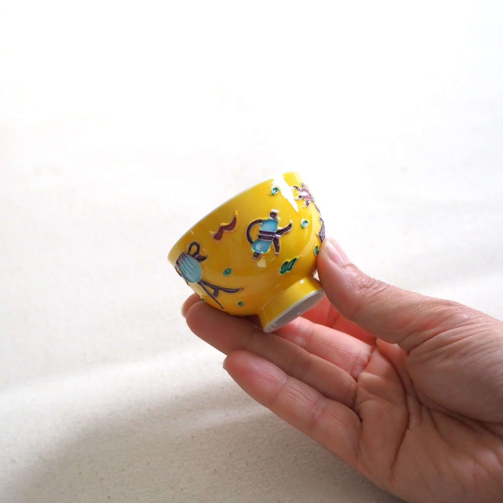 京焼 昭阿弥作 黄交趾鳳凰茶杯 交趾焼 鳳凰文様 伝統工芸 京都陶器　手で持っている