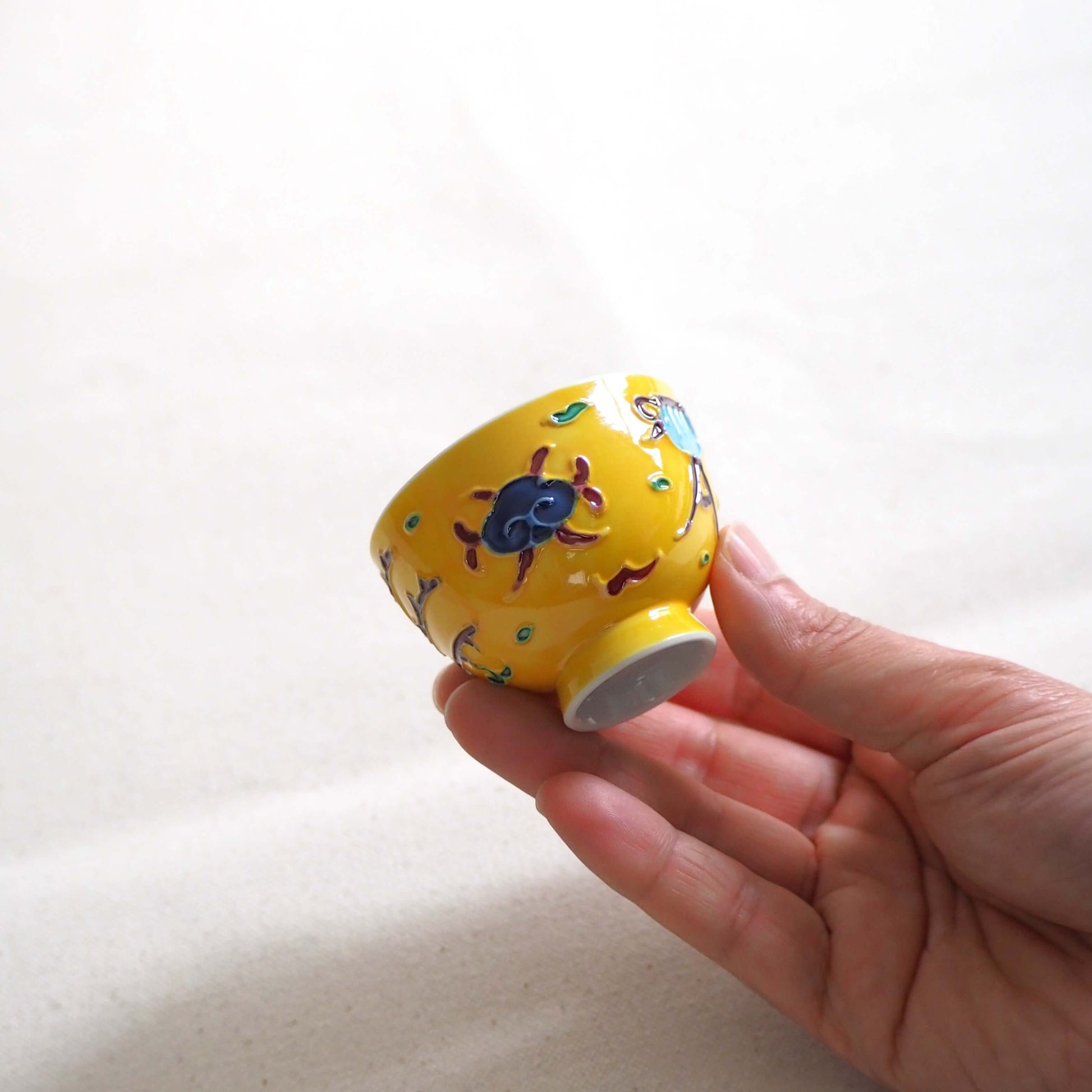 京焼 昭阿弥作 黄交趾鳳凰茶杯 交趾焼 鳳凰文様 伝統工芸 京都陶器　手で持っている