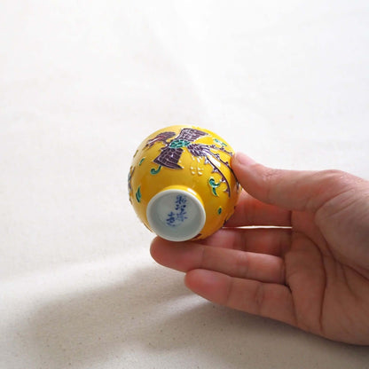 京焼 昭阿弥作 黄交趾鳳凰茶杯 交趾焼 鳳凰文様 伝統工芸 京都陶器　手で持っている