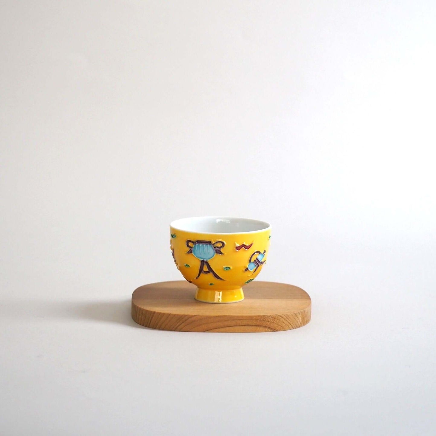 京焼 昭阿弥作 黄交趾鳳凰茶杯 交趾焼 鳳凰文様 伝統工芸 京都陶器　正面から見ている