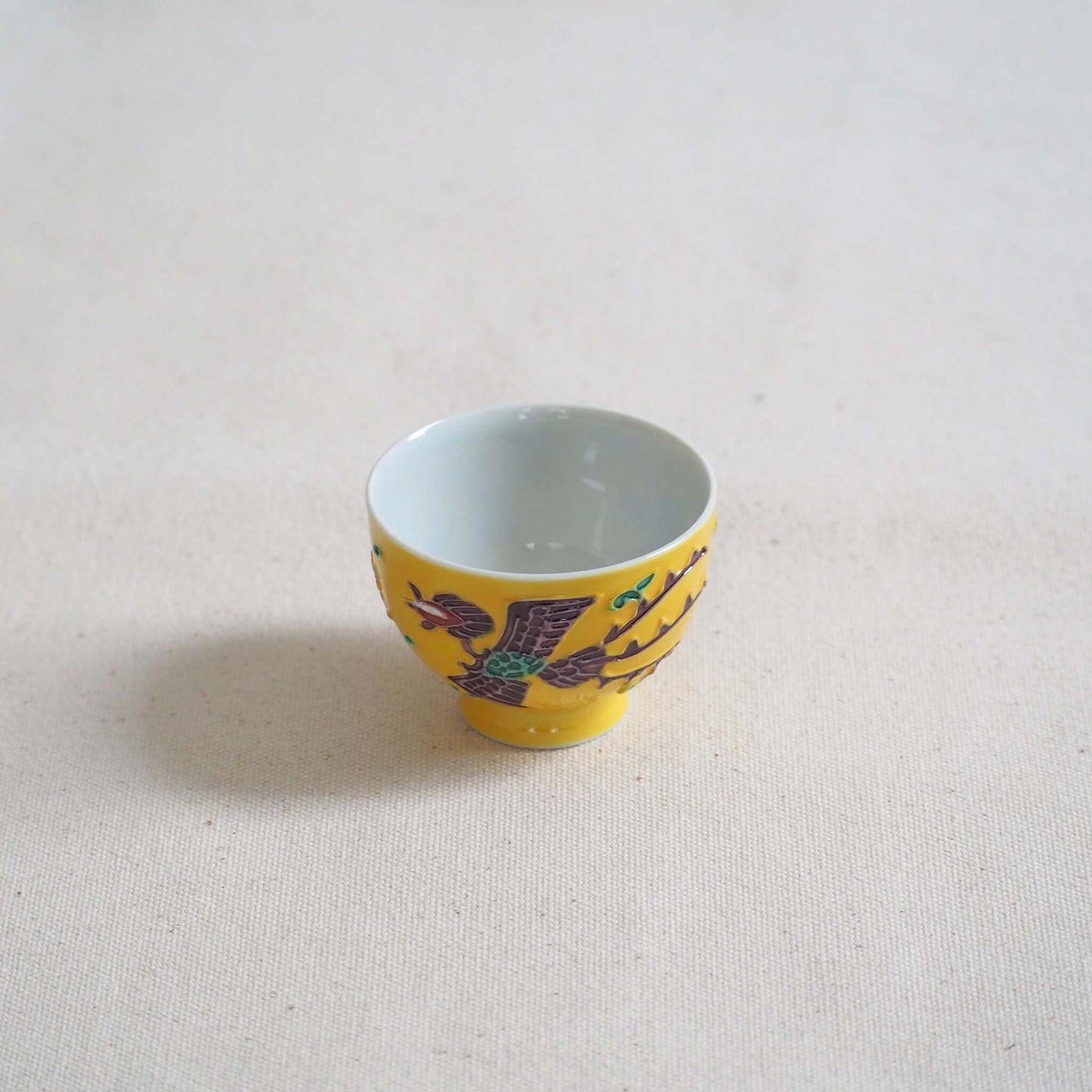 京焼 昭阿弥作 黄交趾鳳凰茶杯 交趾焼 鳳凰文様 伝統工芸 京都陶器　斜め上から見ている