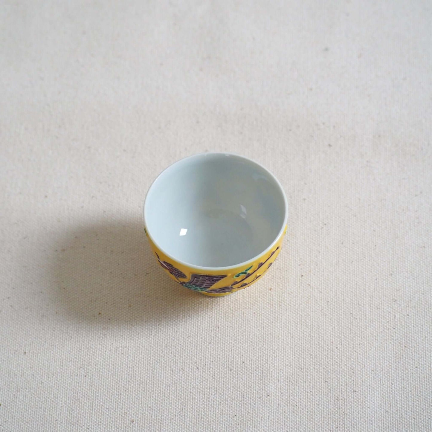 京焼 昭阿弥作 黄交趾鳳凰茶杯 交趾焼 鳳凰文様 伝統工芸 京都陶器　真上から見ている