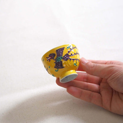 京焼 昭阿弥作 黄交趾鳳凰茶杯 交趾焼 鳳凰文様 伝統工芸 京都陶器　手で持っている